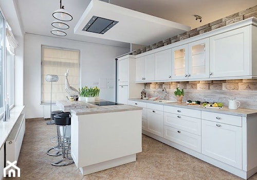 Kuchnie - Duża z salonem biała z zabudowaną lodówką kuchnia jednorzędowa z oknem, styl prowansalski - zdjęcie od Max Kuchnie