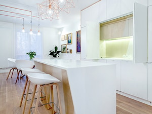 Kuchnie - Duża otwarta z salonem biała z zabudowaną lodówką kuchnia jednorzędowa z wyspą lub półwyspem, styl skandynawski - zdjęcie od Max Kuchnie