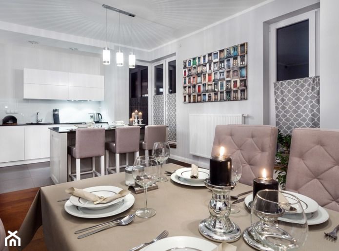 Kuchnie - Średnia otwarta z salonem z kamiennym blatem szara z zabudowaną lodówką z lodówką wolnostojącą kuchnia jednorzędowa z wyspą lub półwyspem z oknem, styl glamour - zdjęcie od Max Kuchnie