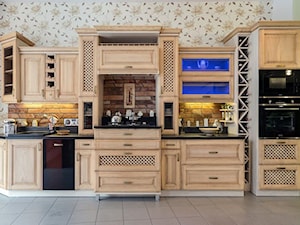 Kuchnie - Średnia zamknięta z kamiennym blatem szara z zabudowaną lodówką z nablatowym zlewozmywakiem kuchnia jednorzędowa, styl prowansalski - zdjęcie od Max Kuchnie