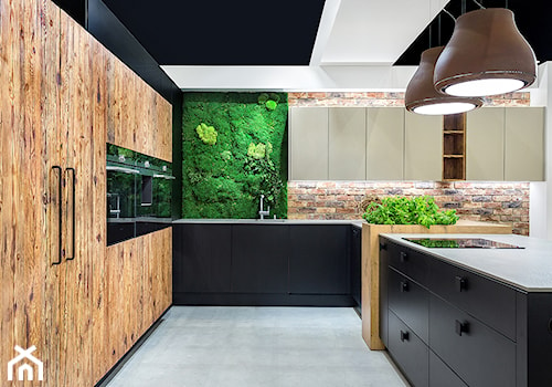 Kuchnie - Średnia otwarta z kamiennym blatem czarna z zabudowaną lodówką z podblatowym zlewozmywakiem kuchnia w kształcie litery u, styl skandynawski - zdjęcie od Max Kuchnie