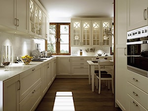 Kuchnie - Duża zamknięta z kamiennym blatem biała z zabudowaną lodówką z nablatowym zlewozmywakiem kuchnia w kształcie litery l z marmurem nad blatem kuchennym, styl prowansalski - zdjęcie od Max Kuchnie