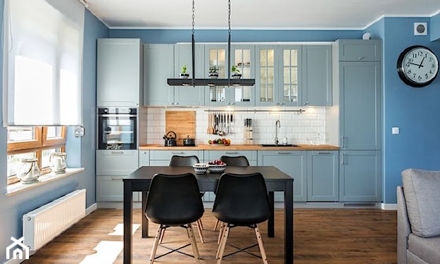 kuchnia w stylu skandynawskim, niebieska kuchnia, niebieskie meble w kuchni, meble kuchenne na wymiar