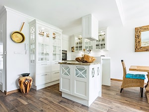 Kuchnie - Mała otwarta z salonem z kamiennym blatem biała z zabudowaną lodówką kuchnia w kształcie litery l z wyspą lub półwyspem z marmurem nad blatem kuchennym, styl rustykalny - zdjęcie od Max Kuchnie