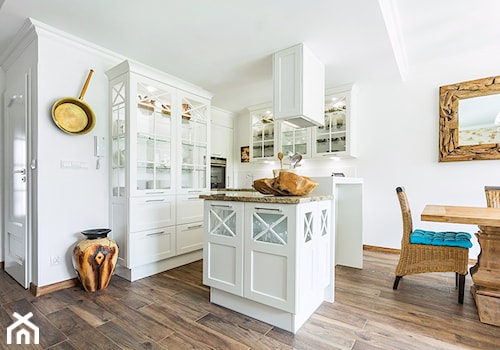 Kuchnie - Mała otwarta z salonem z kamiennym blatem biała z zabudowaną lodówką kuchnia w kształcie litery l z wyspą lub półwyspem z marmurem nad blatem kuchennym, styl rustykalny - zdjęcie od Max Kuchnie