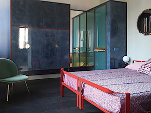 Wnętrze weneckiej kamienicy - Mała beżowa sypialnia, styl nowoczesny - zdjęcie od JUNG Polska