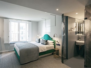 Aranżacje - Średnia szara sypialnia z łazienką, styl nowoczesny - zdjęcie od JUNG Polska