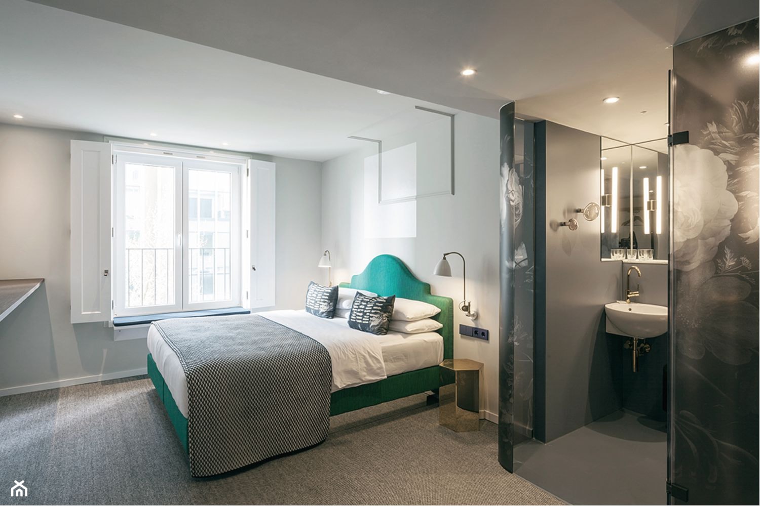 Aranżacje - Średnia szara sypialnia z łazienką, styl nowoczesny - zdjęcie od JUNG Polska - Homebook