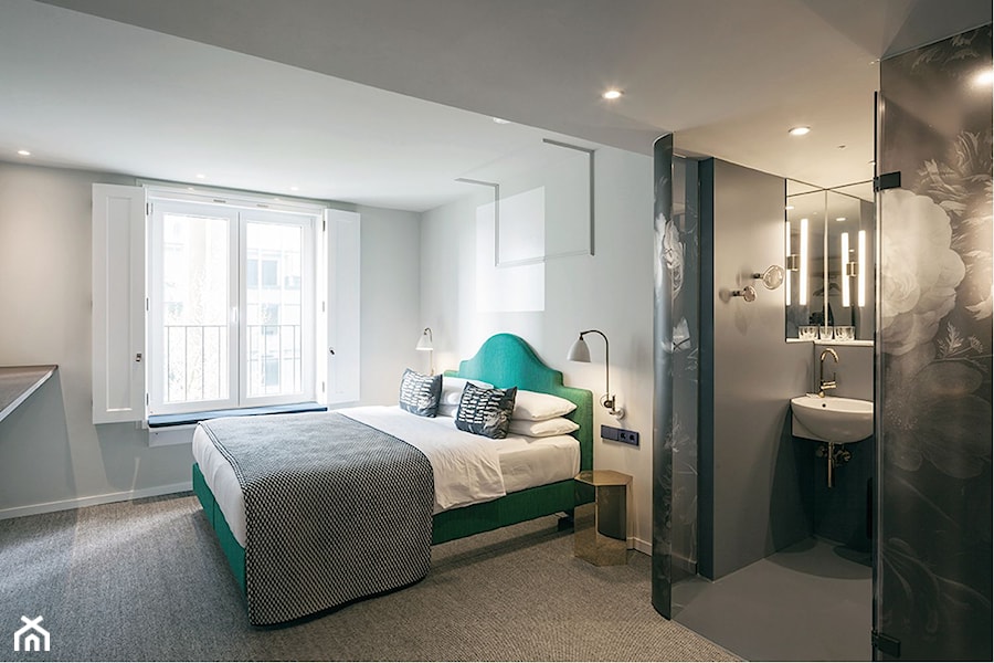 Aranżacje - Średnia szara sypialnia z łazienką, styl nowoczesny - zdjęcie od JUNG Polska