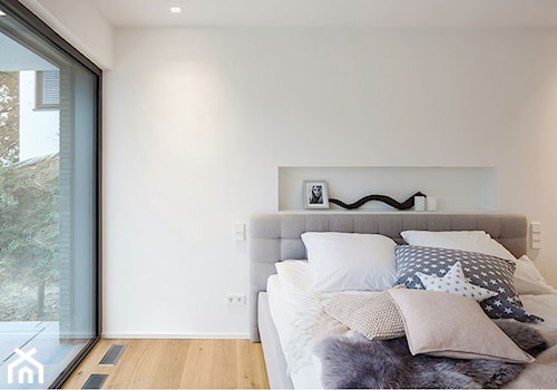 Włączniki - Średnia beżowa sypialnia z balkonem / tarasem, styl minimalistyczny - zdjęcie od JUNG Polska