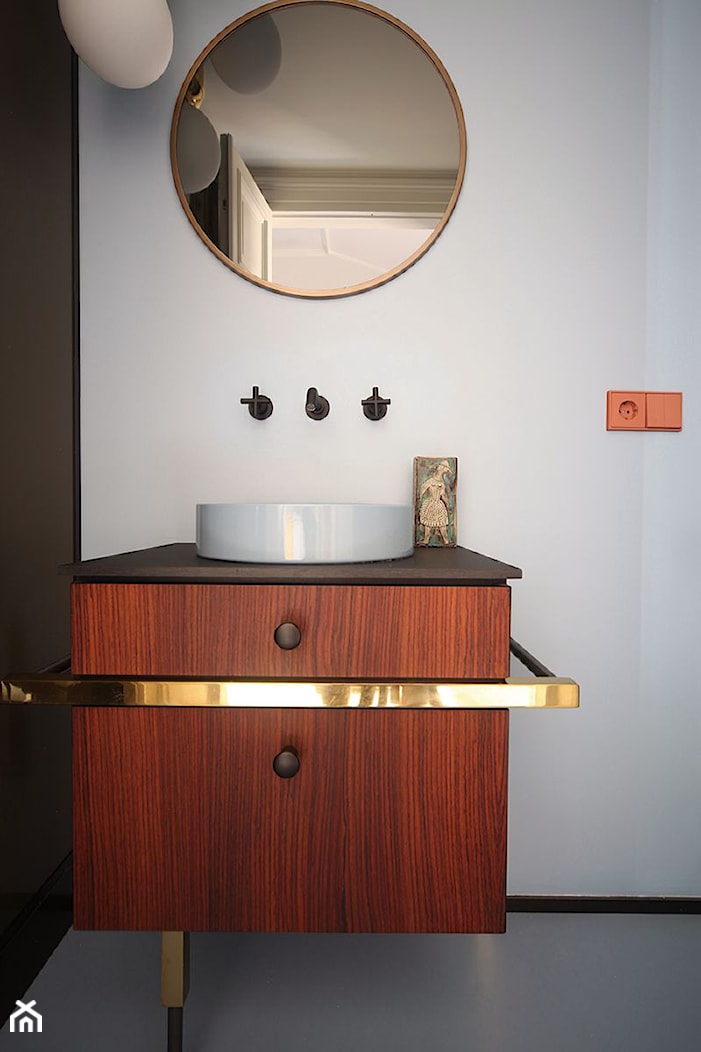 Wnętrze weneckiej kamienicy - Mała z lustrem łazienka z oknem, styl nowoczesny - zdjęcie od JUNG Polska - Homebook