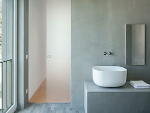 Włączniki - Mała z lustrem łazienka z oknem, styl minimalistyczny - zdjęcie od JUNG Polska