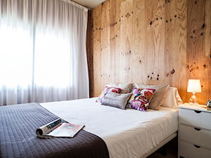 Drewno na ścianie - Mała sypialnia, styl nowoczesny - zdjęcie od VIDARON
