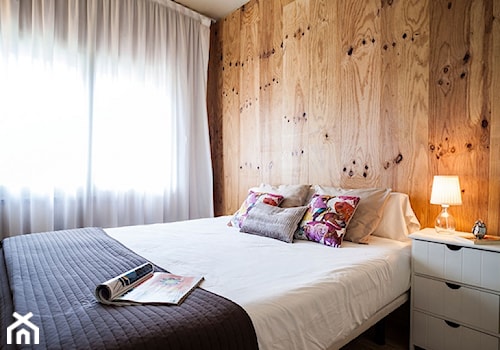 Drewno na ścianie - Mała sypialnia, styl nowoczesny - zdjęcie od VIDARON