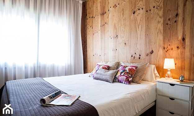 drewno na ścianie w sypialni