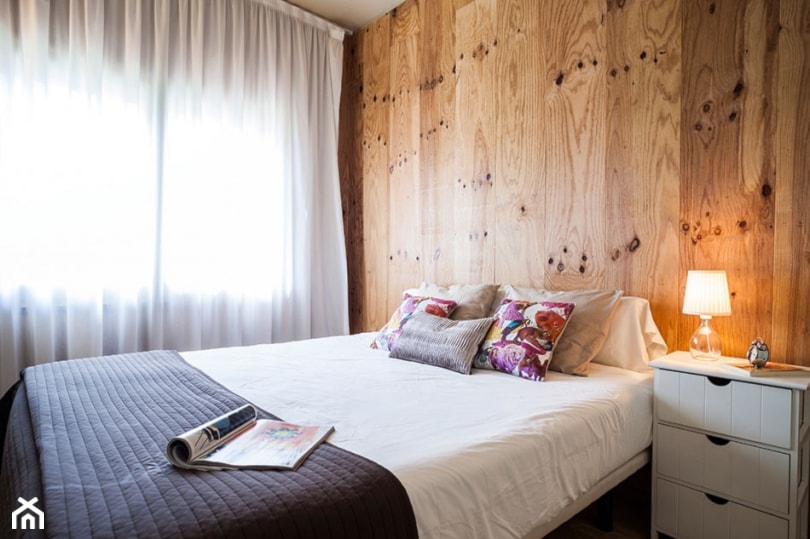 Drewno na ścianie - Mała sypialnia, styl nowoczesny - zdjęcie od VIDARON - Homebook