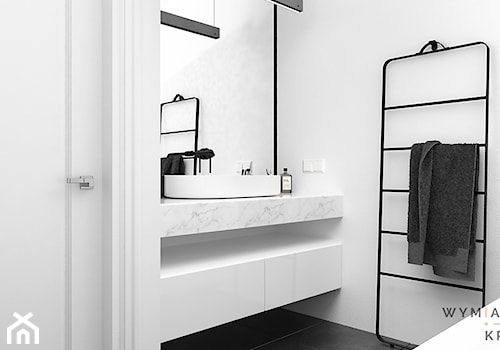 Łazienka czarno-biała - Mała bez okna z lustrem łazienka, styl nowoczesny - zdjęcie od Wymiar i Kropka