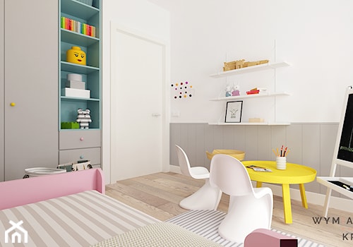 Pokój Zuzi - Średni biały szary pokój dziecka dla dziecka dla dziewczynki, styl skandynawski - zdjęcie od Wymiar i Kropka