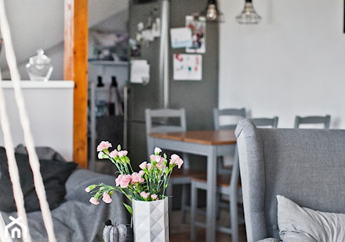 Mój dom - Mała biała jadalnia w salonie w kuchni, styl skandynawski - zdjęcie od S T R E F A Agnieszka Chlebda