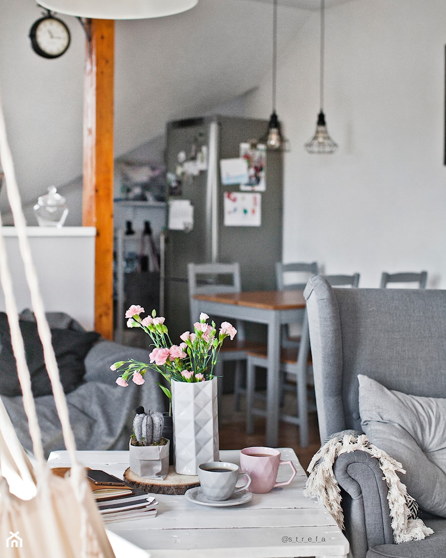 Mój dom - Mała biała jadalnia w salonie w kuchni, styl skandynawski - zdjęcie od S T R E F A Agnieszka Chlebda
