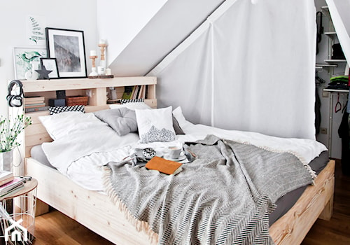 Mój dom - Mała biała sypialnia na poddaszu, styl skandynawski - zdjęcie od S T R E F A Agnieszka Chlebda