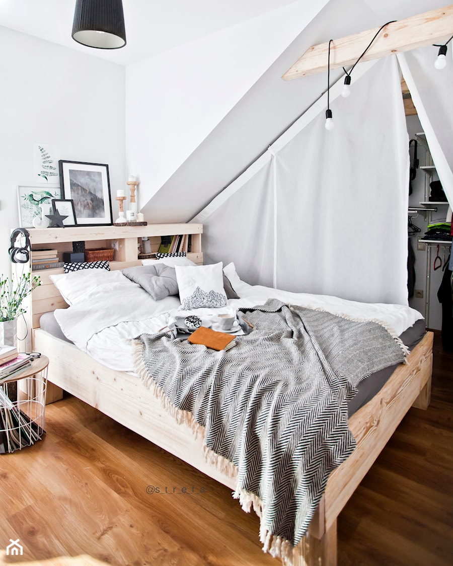 Mój dom - Mała biała sypialnia na poddaszu, styl skandynawski - zdjęcie od S T R E F A Agnieszka Chlebda