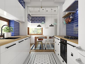 Z indygo - Średnia otwarta niebieska z zabudowaną lodówką z nablatowym zlewozmywakiem kuchnia w kształcie litery u dwurzędowa - zdjęcie od WERDHOME