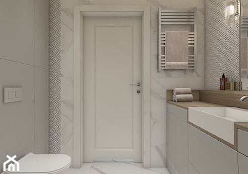 Mieszkanie w stylu nowojorskim - Średnia bez okna z lustrem z marmurową podłogą łazienka, styl glamour - zdjęcie od WERDHOME