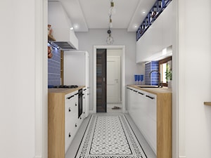 Z indygo - Średnia zamknięta biała niebieska z lodówką wolnostojącą z podblatowym zlewozmywakiem kuchnia dwurzędowa - zdjęcie od WERDHOME