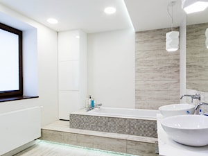 DOM W MIEŚCIE - Duża z dwoma umywalkami z punktowym oświetleniem łazienka z oknem - zdjęcie od HOUSE DESIGN