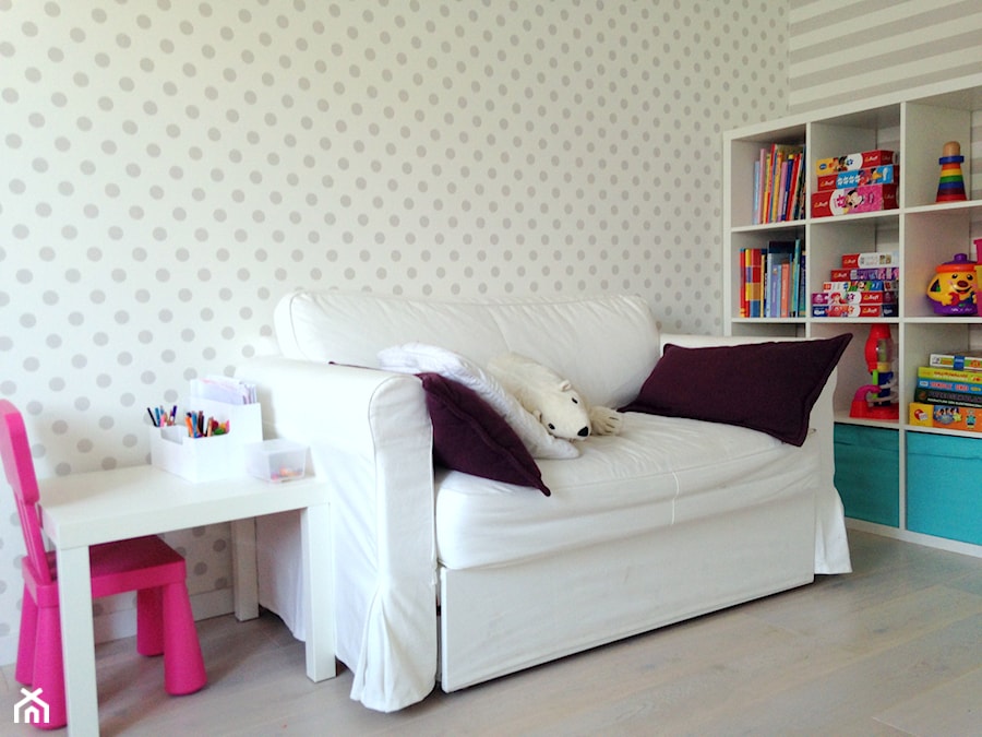 POKÓJ DZIECINNY - Średni biały szary pokój dziecka dla dziecka dla dziewczynki, styl skandynawski - zdjęcie od HOUSE DESIGN