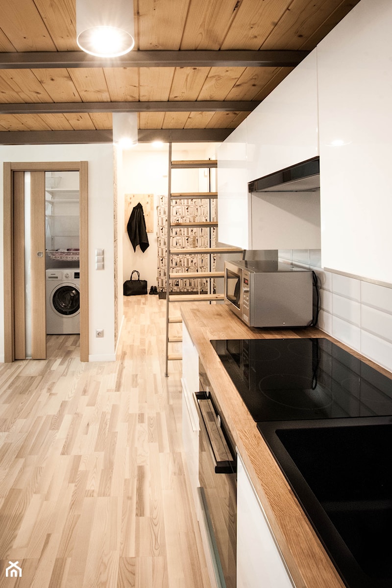 KAWALERKA W KAMIENICY - Mała średnia otwarta z salonem kuchnia jednorzędowa, styl nowoczesny - zdjęcie od HOUSE DESIGN