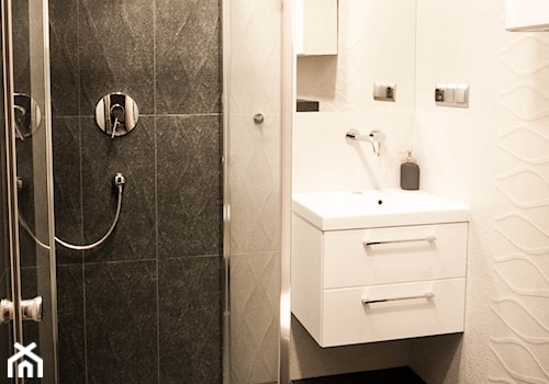 KAWALERKA W KAMIENICY - Mała bez okna łazienka, styl nowoczesny - zdjęcie od HOUSE DESIGN