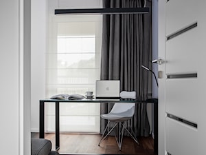 INTELIGENTNE ROZWIĄZANIA - Małe w osobnym pomieszczeniu z sofą białe szare biuro, styl nowoczesny - zdjęcie od HOUSE DESIGN