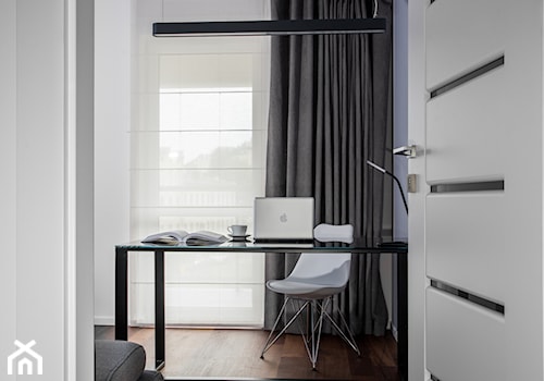 INTELIGENTNE ROZWIĄZANIA - Małe w osobnym pomieszczeniu z sofą białe szare biuro, styl nowoczesny - zdjęcie od HOUSE DESIGN