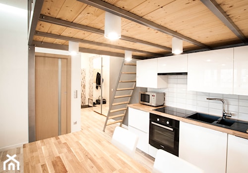 KAWALERKA W KAMIENICY - Mała z salonem biała z podblatowym zlewozmywakiem kuchnia jednorzędowa, styl nowoczesny - zdjęcie od HOUSE DESIGN
