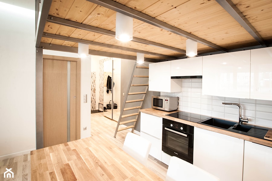 KAWALERKA W KAMIENICY - Mała z salonem biała z podblatowym zlewozmywakiem kuchnia jednorzędowa, styl nowoczesny - zdjęcie od HOUSE DESIGN