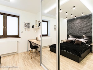 DOM W MIEŚCIE - Duża biała z biurkiem sypialnia na poddaszu - zdjęcie od HOUSE DESIGN