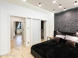 DOM W MIEŚCIE - Duża biała czarna sypialnia z garderobą - zdjęcie od HOUSE DESIGN