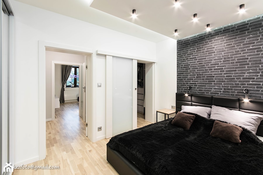 DOM W MIEŚCIE - Duża biała czarna sypialnia z garderobą - zdjęcie od HOUSE DESIGN
