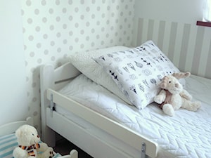 POKÓJ DZIECINNY - Średni biały szary pokój dziecka dla dziecka dla chłopca dla dziewczynki, styl skandynawski - zdjęcie od HOUSE DESIGN