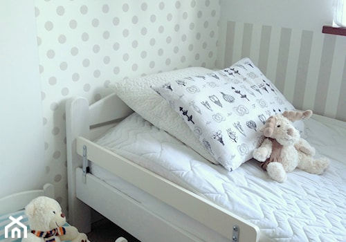 POKÓJ DZIECINNY - Średni biały szary pokój dziecka dla dziecka dla chłopca dla dziewczynki, styl skandynawski - zdjęcie od HOUSE DESIGN
