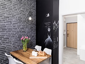 APARTAMENT Z ANTRESOLAMI - Mała zamknięta z kamiennym blatem biała szara kuchnia w kształcie litery l, styl nowoczesny - zdjęcie od HOUSE DESIGN