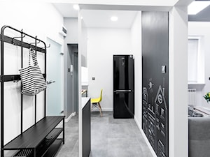 APARTAMENT AIRBNB - Średni z wieszakiem biały czarny szary hol / przedpokój, styl nowoczesny - zdjęcie od HOUSE DESIGN