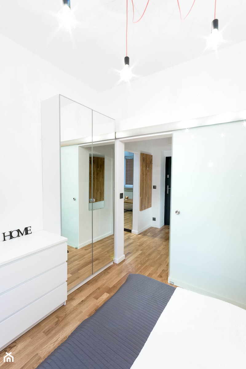 ŁÓDŹKA KAMIENICA - Mała biała sypialnia, styl skandynawski - zdjęcie od HOUSE DESIGN