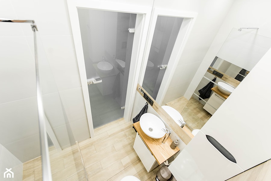 APARTAMENT AIRBNB - Mała na poddaszu bez okna z lustrem łazienka, styl nowoczesny - zdjęcie od HOUSE DESIGN