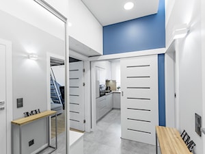 APARTAMENT Z ANTRESOLAMI - Średni biały niebieski hol / przedpokój, styl nowoczesny - zdjęcie od HOUSE DESIGN