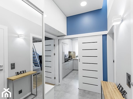 Aranżacje wnętrz - Hol / Przedpokój: APARTAMENT Z ANTRESOLAMI - Średni biały niebieski hol / przedpokój, styl nowoczesny - HOUSE DESIGN. Przeglądaj, dodawaj i zapisuj najlepsze zdjęcia, pomysły i inspiracje designerskie. W bazie mamy już prawie milion fotografii!