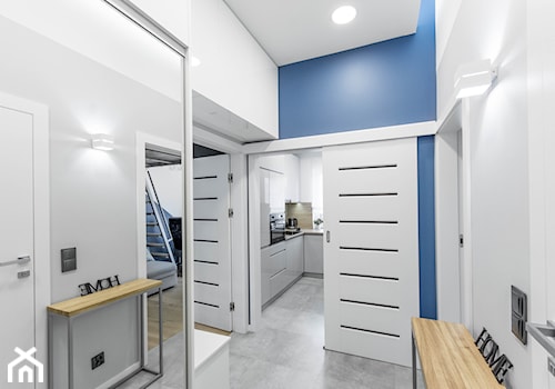 APARTAMENT Z ANTRESOLAMI - Średni biały niebieski hol / przedpokój, styl nowoczesny - zdjęcie od HOUSE DESIGN