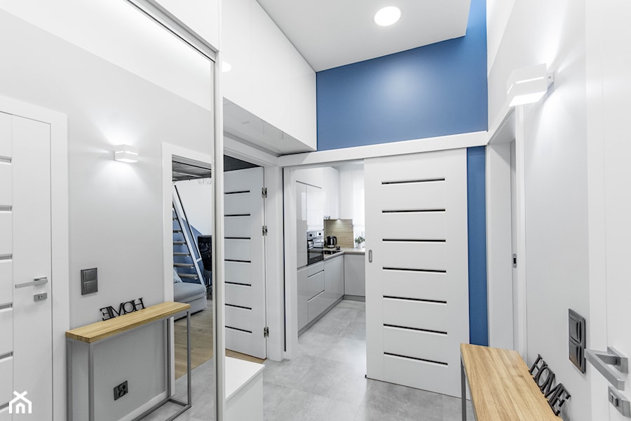 APARTAMENT Z ANTRESOLAMI - Średni biały niebieski hol / przedpokój, styl nowoczesny - zdjęcie od HOUSE DESIGN